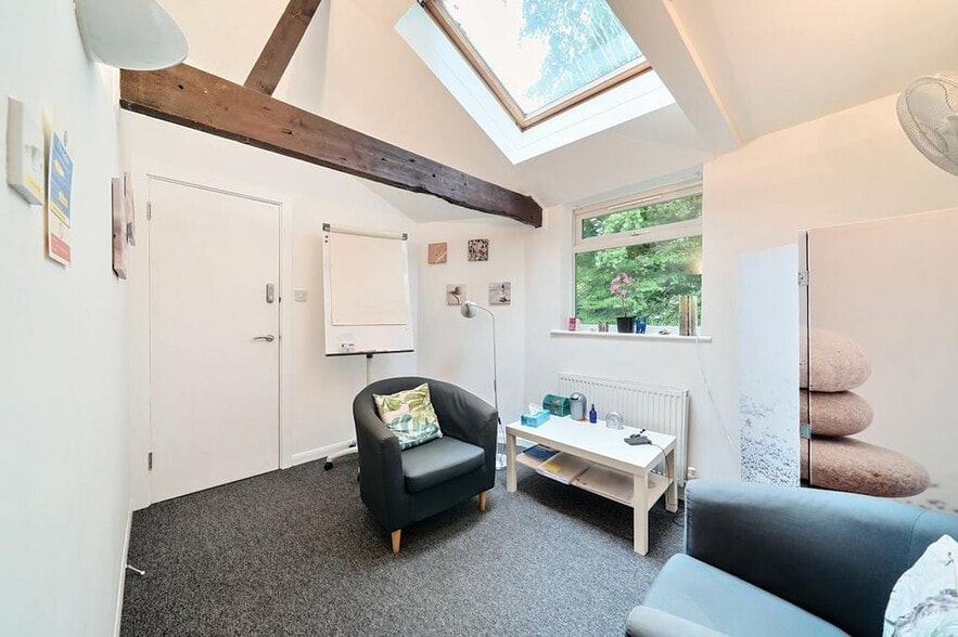 40 New Windsor St, Uxbridge for sale - Building Photo - Image 3 of 14