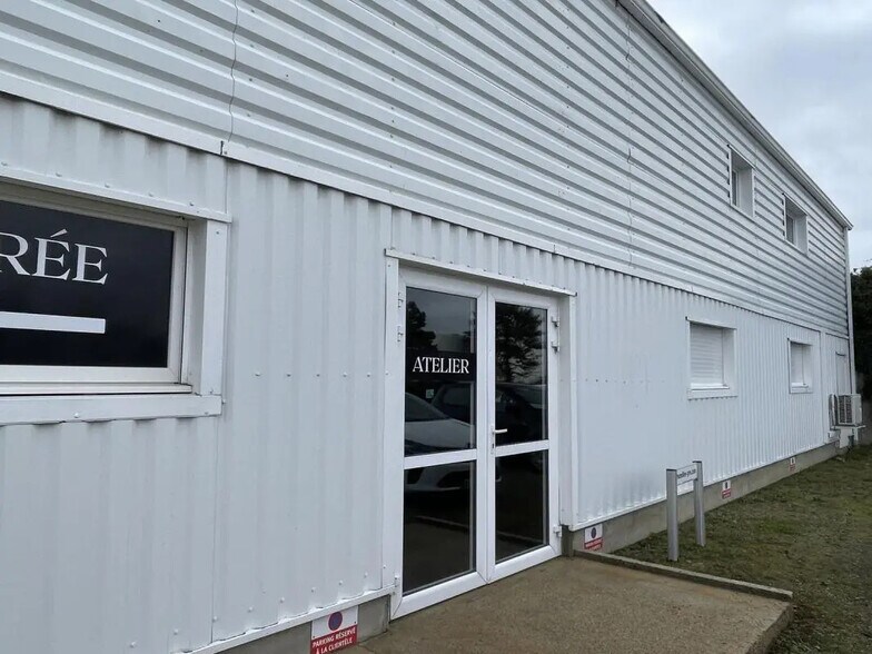 Flex in Theix-Noyalo for lease - Building Photo - Image 3 of 4