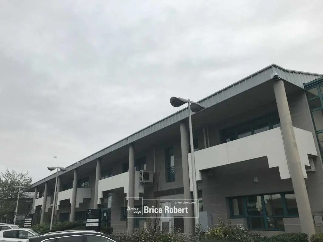 Flex in Bron for lease Building Photo- Image 1 of 9