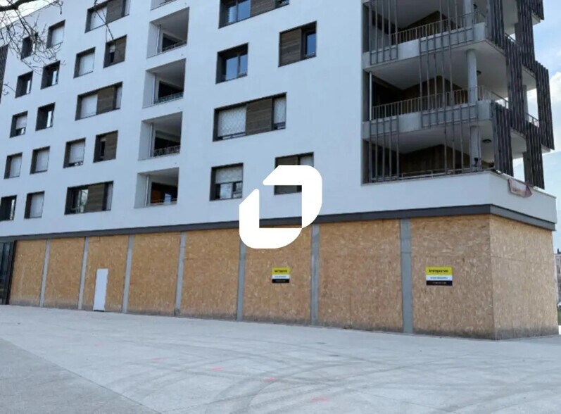 Retail in Le Pont-de-Claix for lease - Building Photo - Image 1 of 12