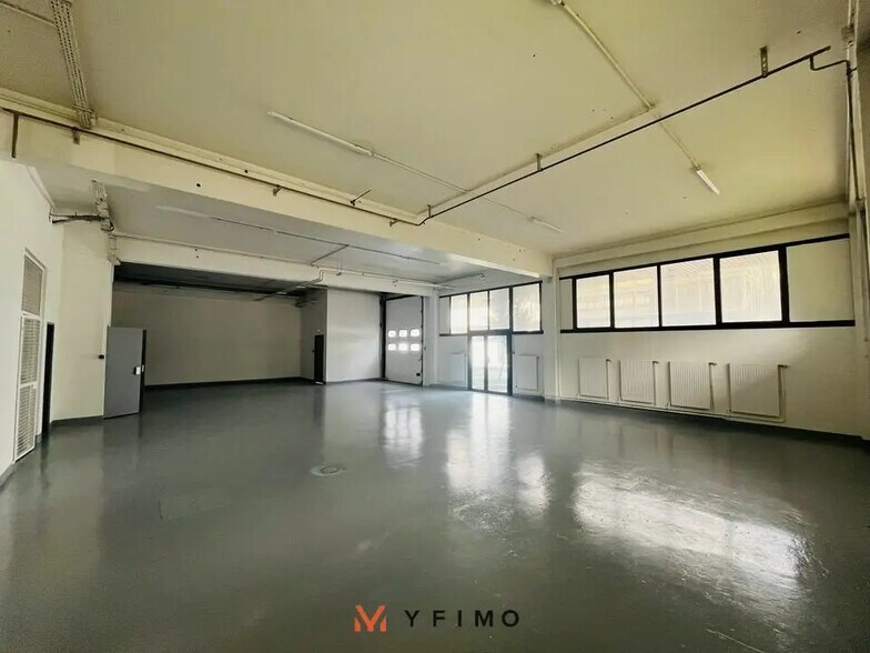 Flex in Nanterre for lease - Interior Photo - Image 3 of 6