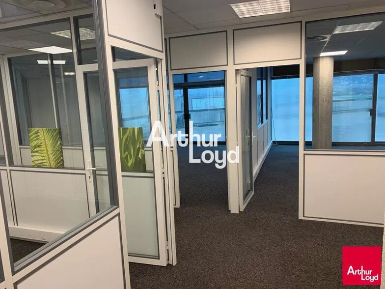 Flex in Cannes for lease - Interior Photo - Image 3 of 11