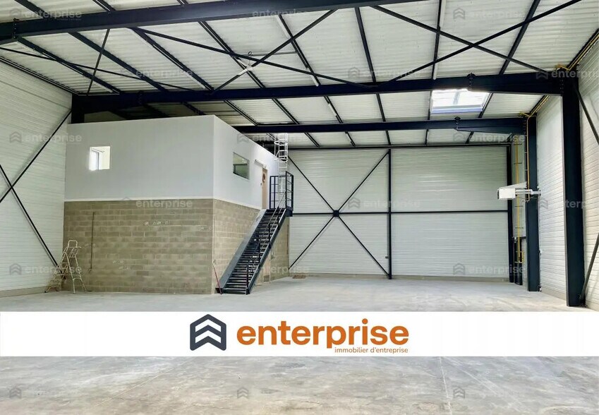 Flex in Villers-Bretonneux for lease - Interior Photo - Image 1 of 3