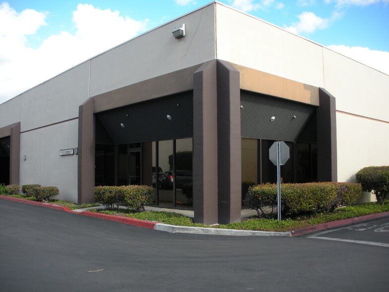 2822 Walnut Ave, Tustin, CA for lease - Primary Photo - Image 1 of 10