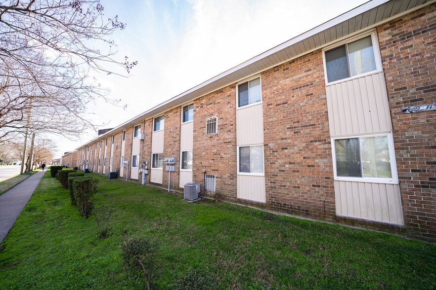 Lansdale Garden & Miramar Apartments portfolio of 3 properties for sale on LoopNet.com - Building Photo - Image 3 of 8