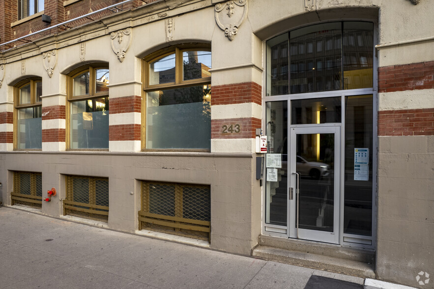 243 College St, Toronto, ON for lease - Building Photo - Image 3 of 4