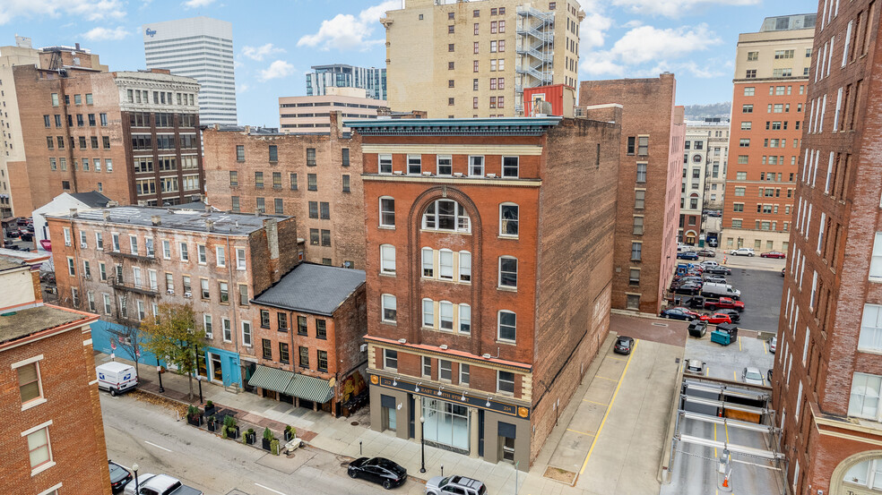 212-214 E 8th St, Cincinnati, OH for lease - Building Photo - Image 3 of 9