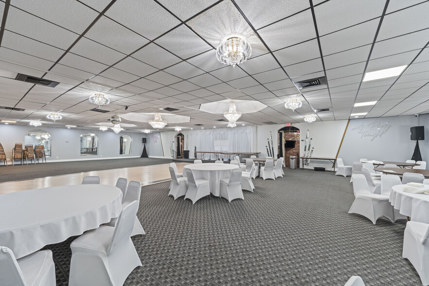 10140 S Roberts Rd, Palos Hills, IL for sale - Building Photo - Image 2 of 33