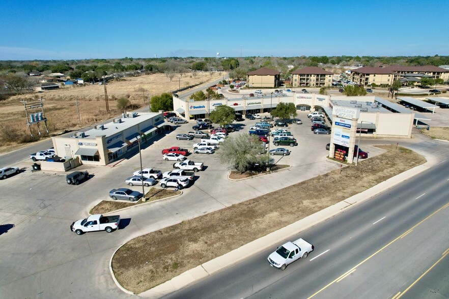 1320 W Oaklawn Dr, Pleasanton, TX for lease - Building Photo - Image 1 of 3