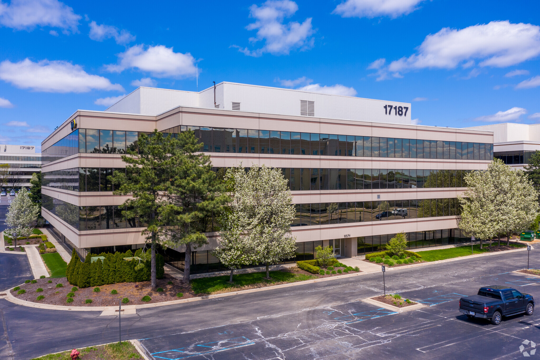 17187 N Laurel Park Dr, Livonia, MI for lease Building Photo- Image 1 of 10