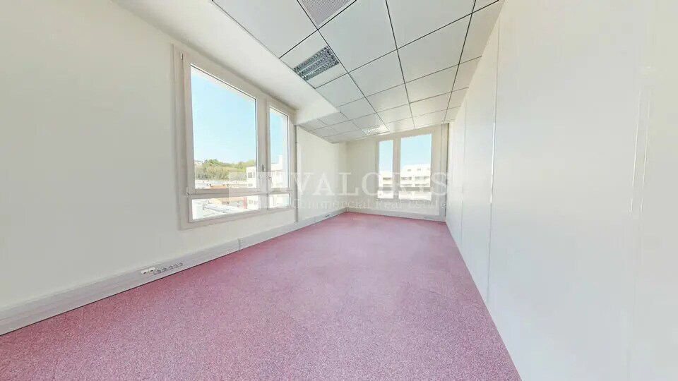 Office in Lyon for lease - Building Photo - Image 2 of 12