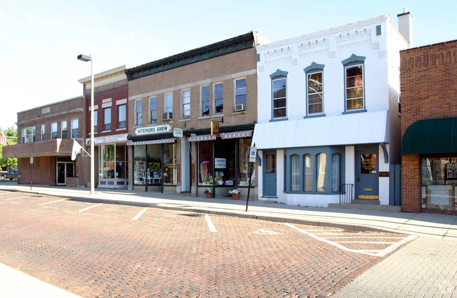 132-134 Cass St, Woodstock, IL for lease - Primary Photo - Image 1 of 3