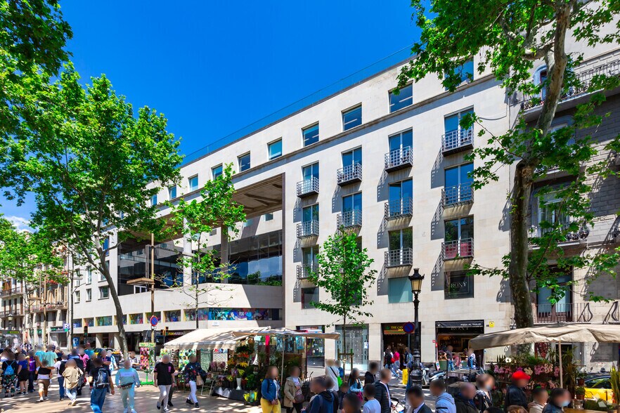 Office in Barcelona, Barcelona for lease - Building Photo - Image 2 of 3