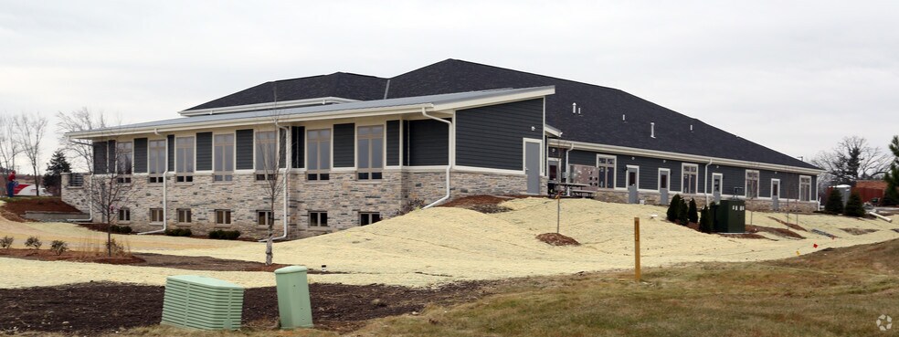 W248N5233 Executive Dr, Sussex, WI for lease - Building Photo - Image 2 of 4