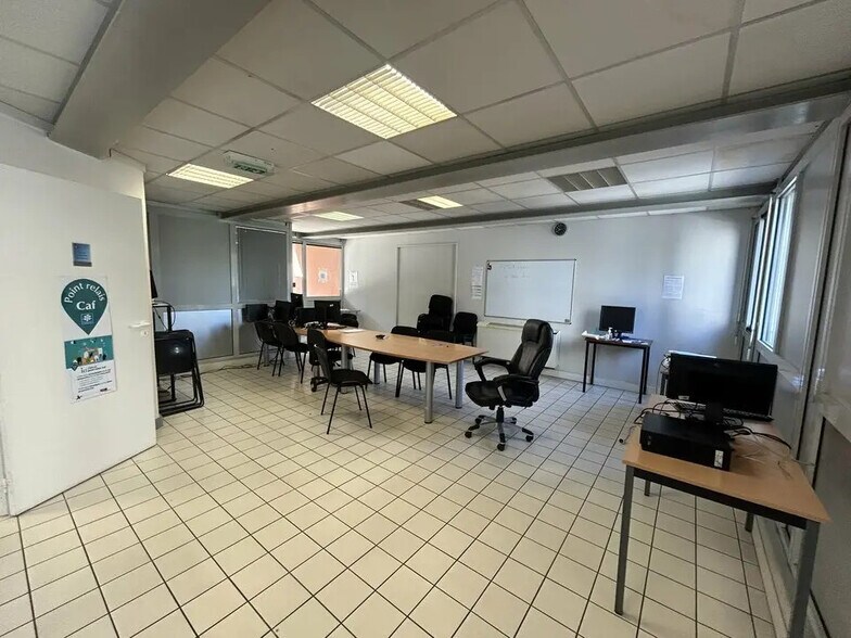 Office in Cavaillon for lease - Interior Photo - Image 2 of 6