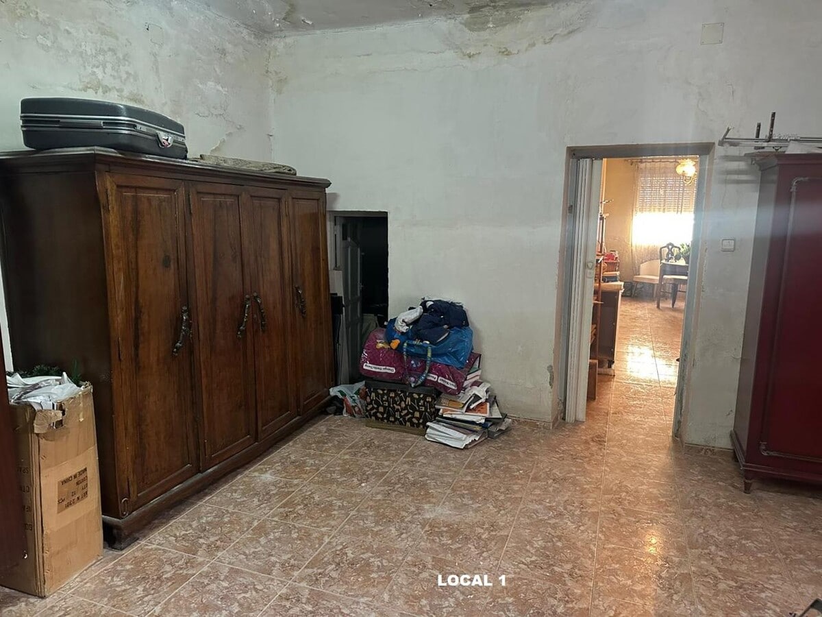 Madrid, MAD 28047 - Unit Puerta 01 + 02, Esc. - - Interior Photo - Image 1 of 6