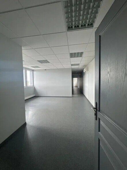 Office in Montauban for lease - Interior Photo - Image 3 of 17
