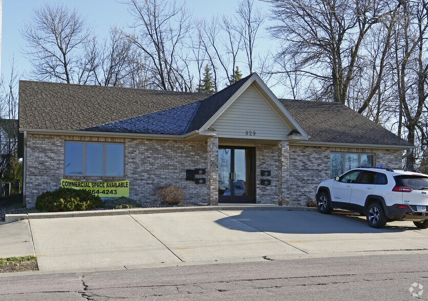 929 12th St E, Glencoe, MN 55336