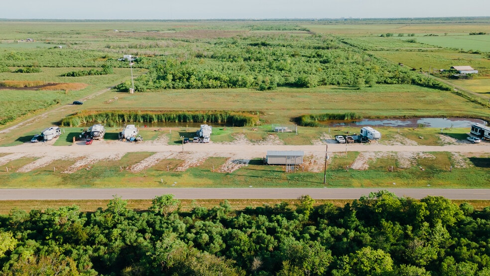 2404 Fairway Dr, Angleton, TX for sale - Building Photo - Image 2 of 6