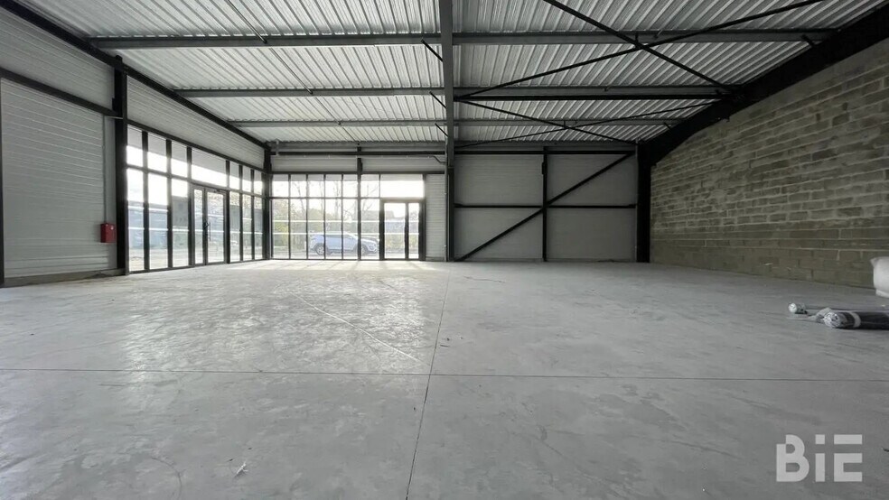 Retail in Sainte-Eulalie for lease - Interior Photo - Image 3 of 3