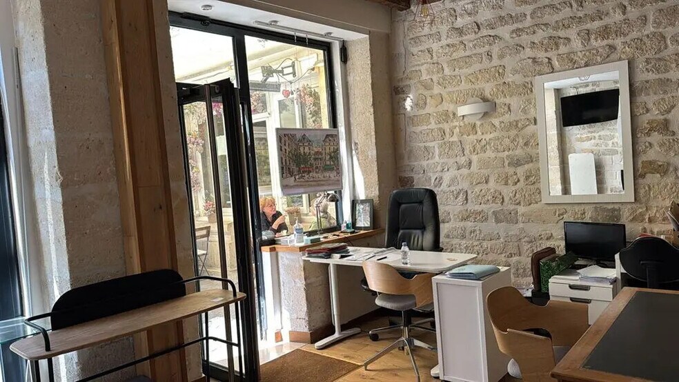 Retail in Paris for lease - Interior Photo - Image 1 of 7