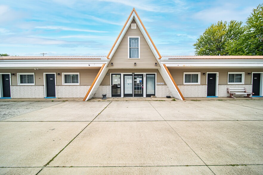 5169 Lake Rd E, Geneva, OH for sale - Building Photo - Image 1 of 34