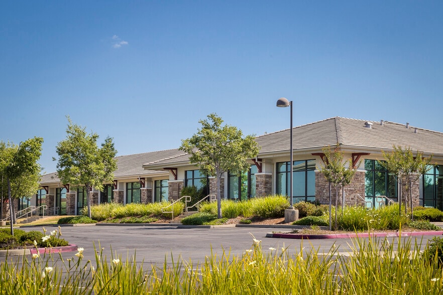 Sierra Vista Office Park portfolio of 3 properties for sale on LoopNet.com - Building Photo - Image 3 of 5