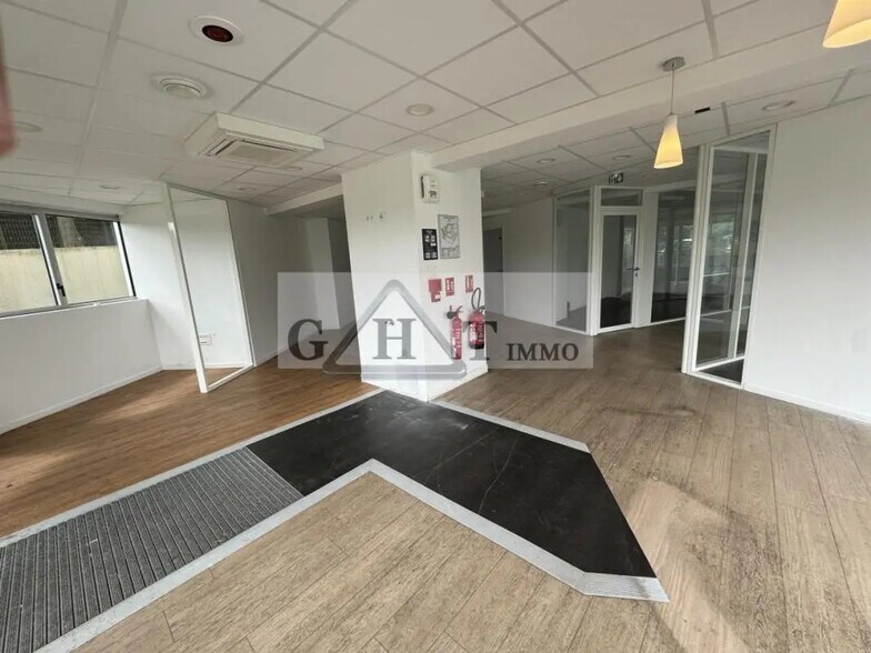 Retail in Longjumeau for sale - Interior Photo - Image 3 of 7