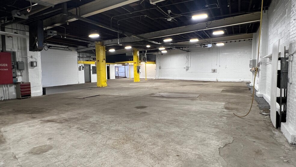 396 Morris Park Ave, Bronx, NY for lease - Building Photo - Image 2 of 11