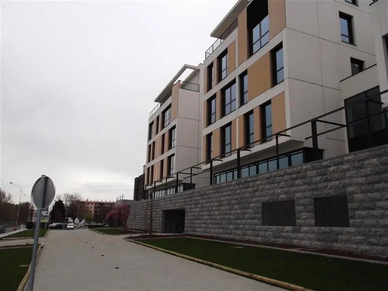 Office in Lyon for lease - Building Photo - Image 2 of 7