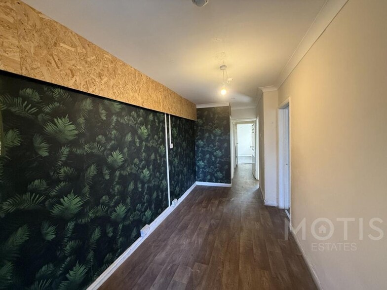 32 Bouverie Sq, Folkestone for lease - Building Photo - Image 3 of 10