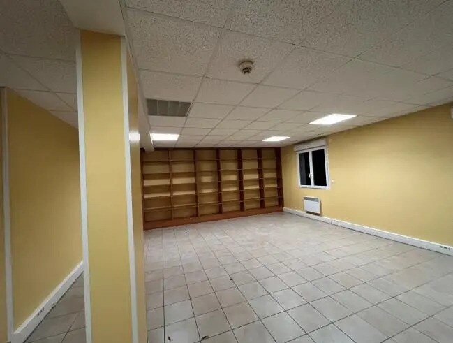 Office in Fontenay-Trésigny for lease Building Photo- Image 1 of 4