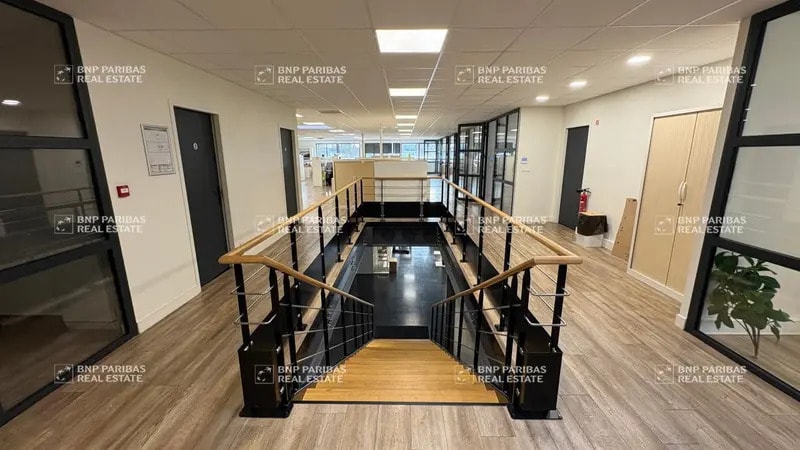 Location Bureaux 908 m² - Photo 1