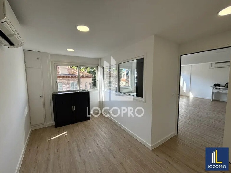 Office in Cagnes-sur-Mer for lease - Interior Photo - Image 2 of 5