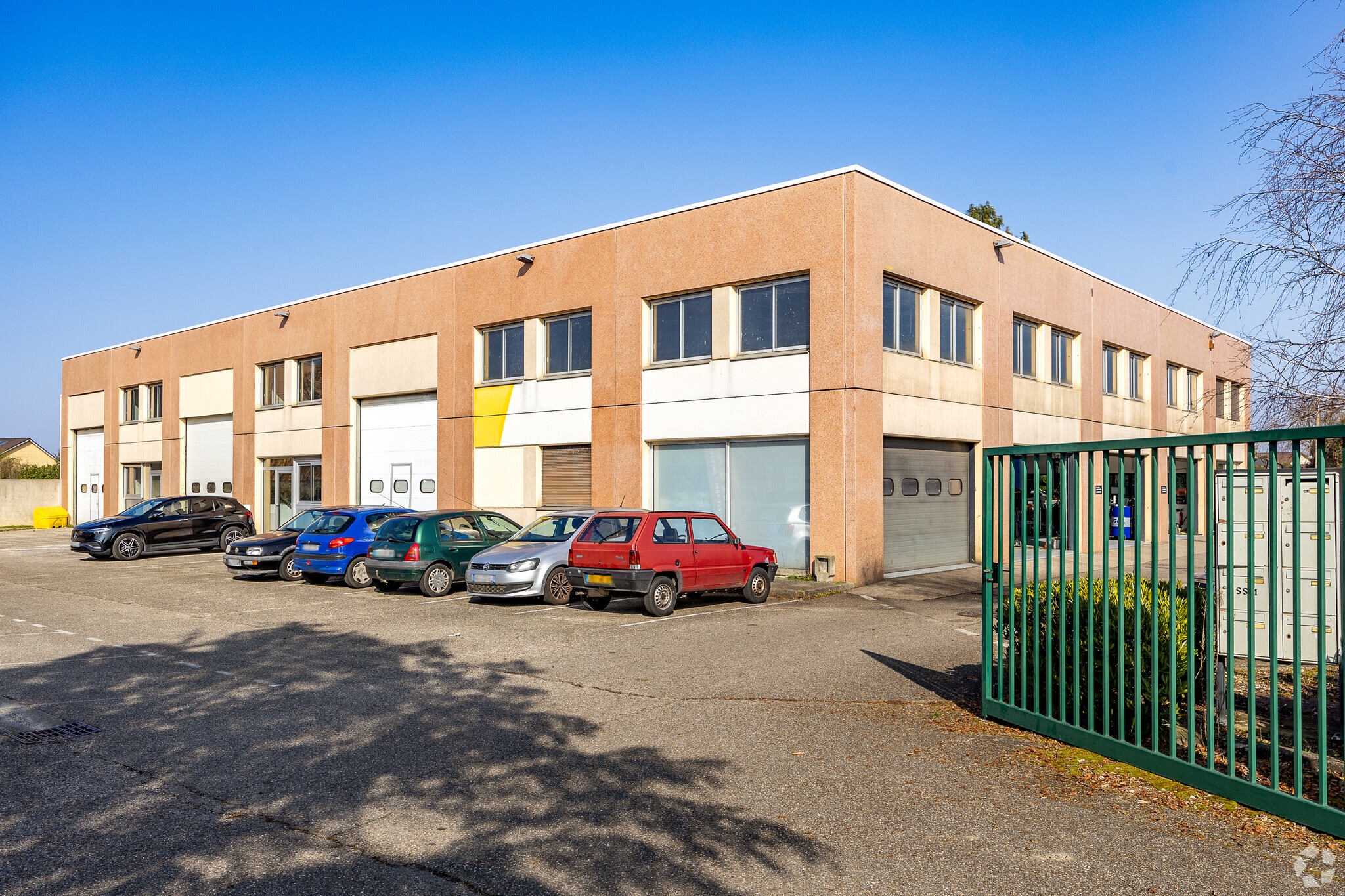 Retail in Chassieu for lease Primary Photo- Image 1 of 3