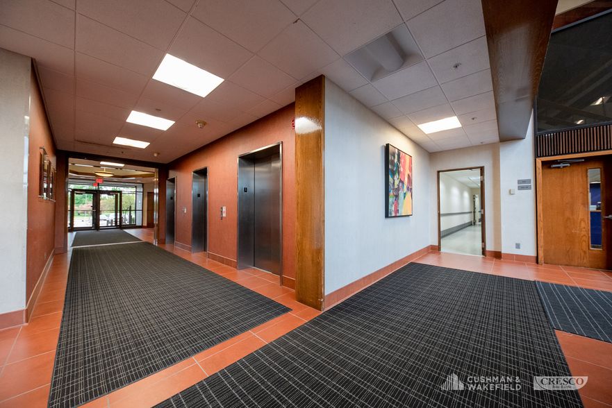 26301 Curtiss Wright Pky, Richmond Heights, OH for lease - Interior Photo - Image 3 of 8