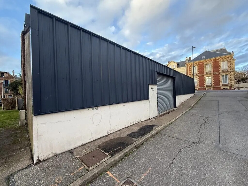 Flex in Montivilliers for lease Building Photo- Image 1 of 3