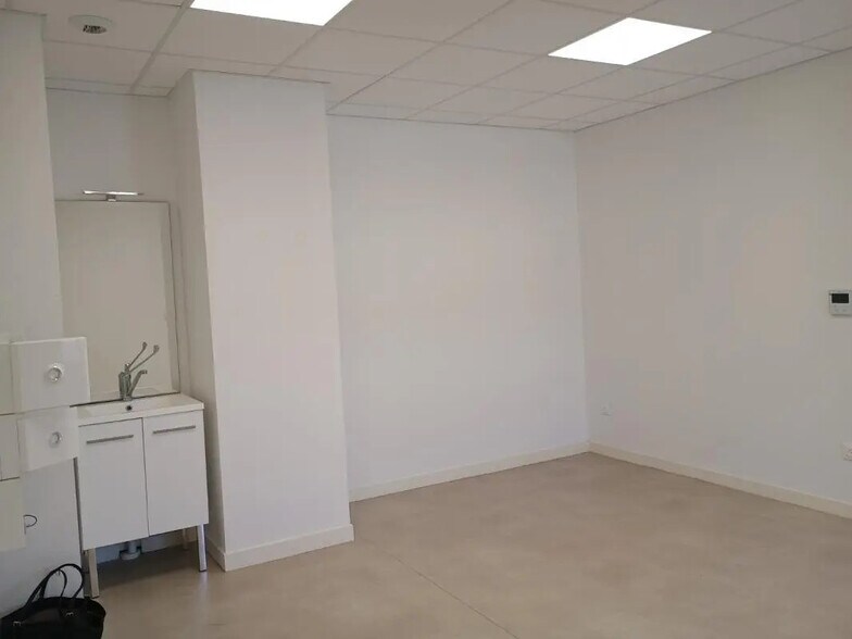 455 Rue Des Pachottes, Simandres for lease - Interior Photo - Image 3 of 5