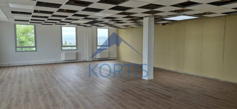 Office in Bron for lease - Interior Photo - Image 1 of 6