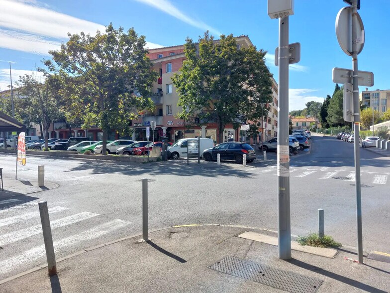 Retail in Aubagne for lease - Neighborhood Photo - Image 3 of 3