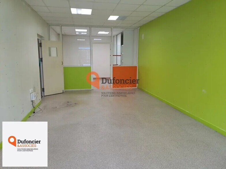 Retail in Poitiers for lease - Interior Photo - Image 2 of 7