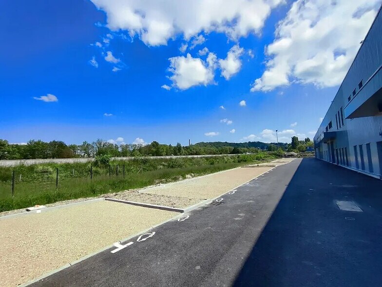 Flex in Bourgoin-Jallieu for sale - Building Photo - Image 3 of 14