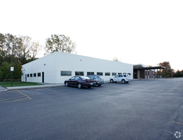 7050 Jomar Dr, Whitmore Lake, MI for lease - Building Photo - Image 2 of 38