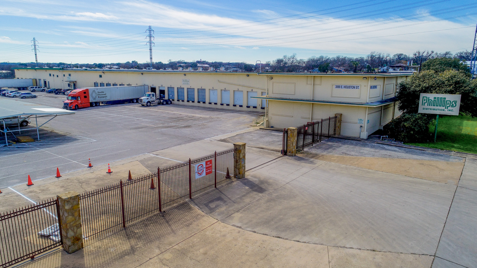 3000 E Houston St, San Antonio, TX for lease - Building Photo - Image 1 of 11