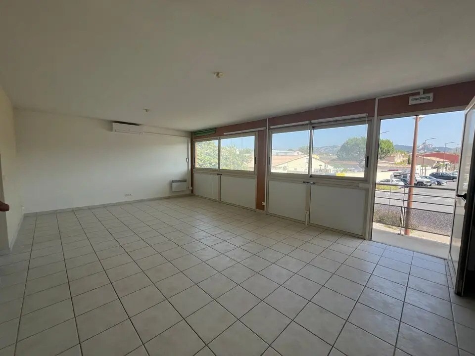 Office in Saint-Rémy-de-Provence for lease Interior Photo- Image 1 of 7