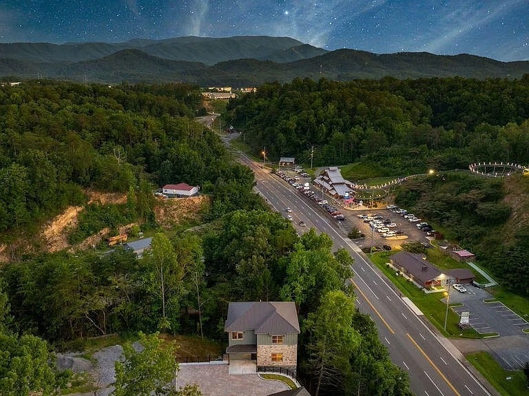 1130 Lee Cardwell Cir, Pigeon Forge, TN for sale - Building Photo - Image 1 of 5