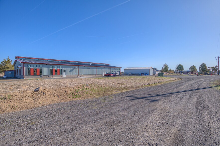19330 Pinehurst Rd, Bend, OR for sale - Building Photo - Image 2 of 21