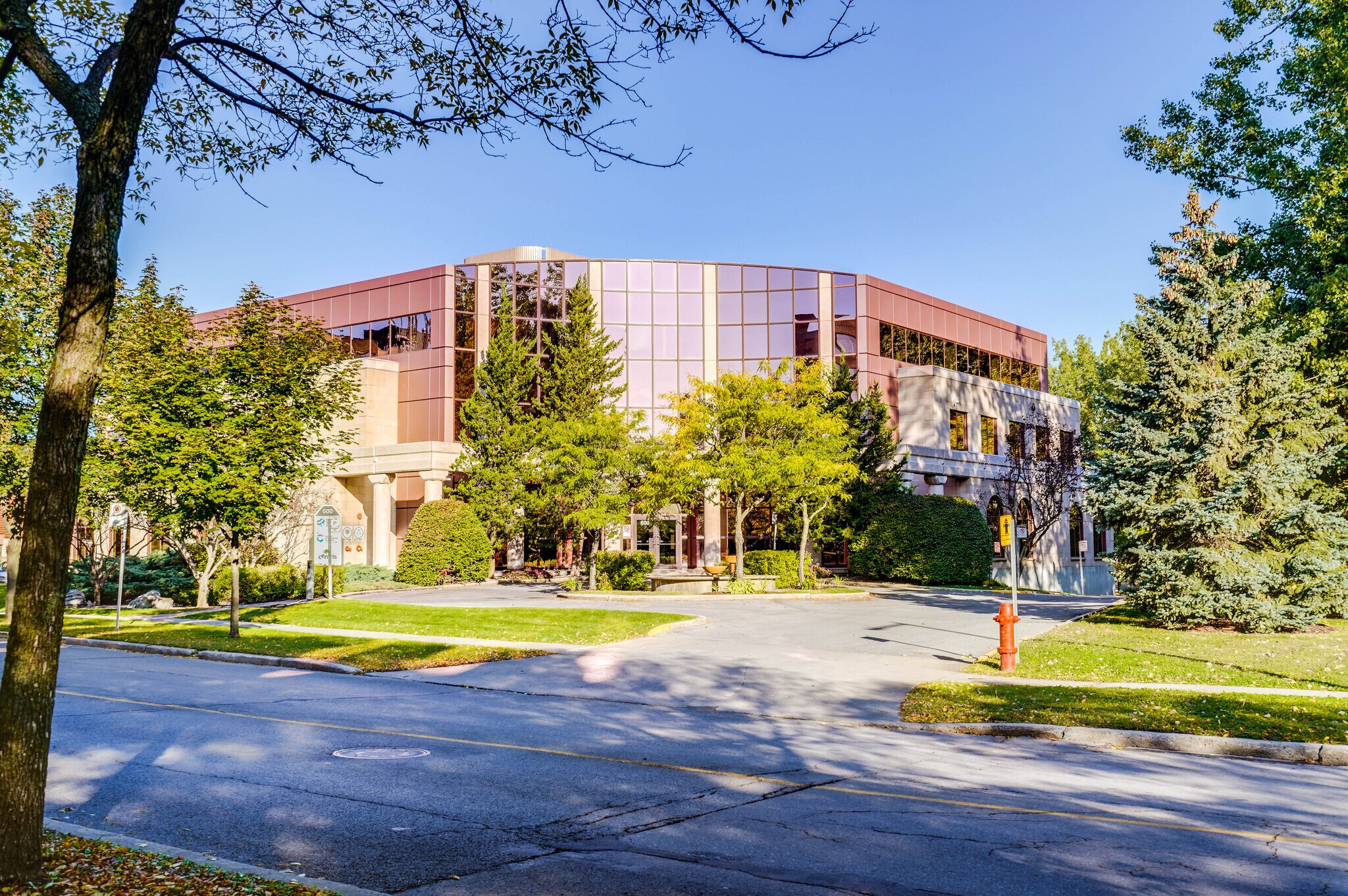 600 Ch Du Golf, Verdun, QC for sale Primary Photo- Image 1 of 1