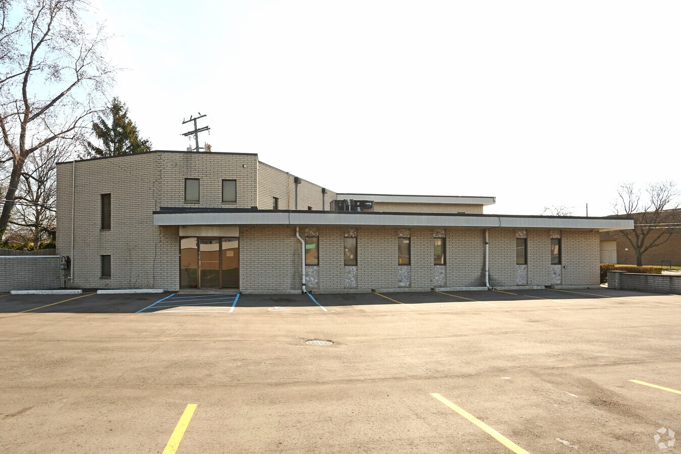 18301 E 8 Mile Rd, Eastpointe, MI 48021