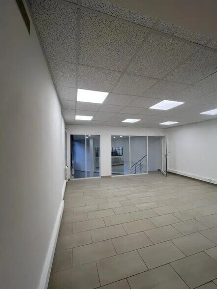 Office in Paris for lease - Building Photo - Image 3 of 5